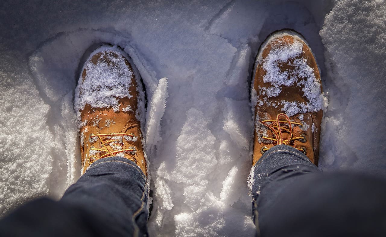 buty z nubuku na śniegu
